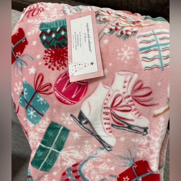 Cupcakes & Cashmere Pink Christmas Themed🎄🩷 Plush Holiday Throw blanket NWT - Picture 3 of 4